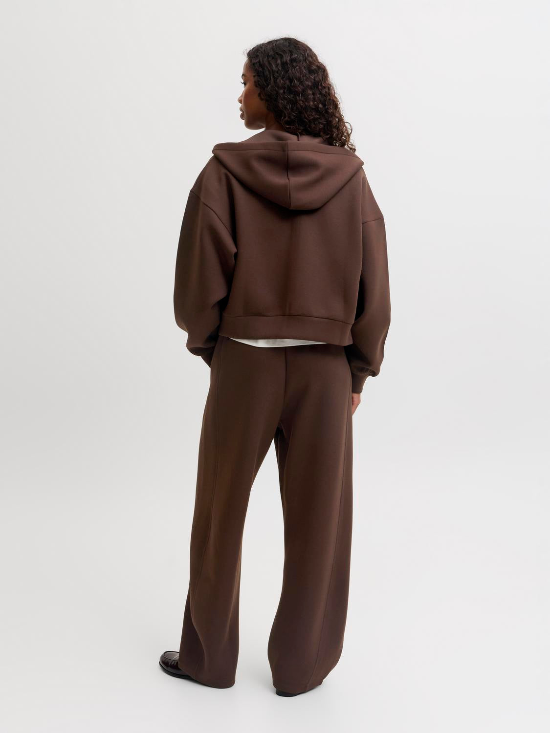 model_shot-back